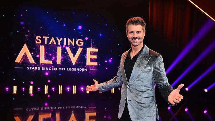 Moderator Thore Sch&ouml;lermann fragt den Fake-Elvis, ob dieser an Lampenfieber leide.