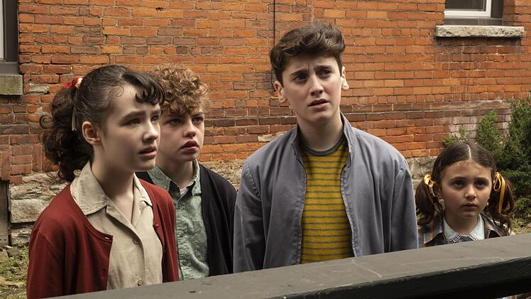 Eine Gruppe von Freunden steht im Fokus der neuen Serie "Es: Welcome To Derry" (von links): Lily (Clara Stack),  Theodore (Mikkal Karim Fidler), Phil (Jack Molloy Legault) und seine kleine Schwester Susie (Matilda Legault) erwartet nichts weniger als das Grauen.
