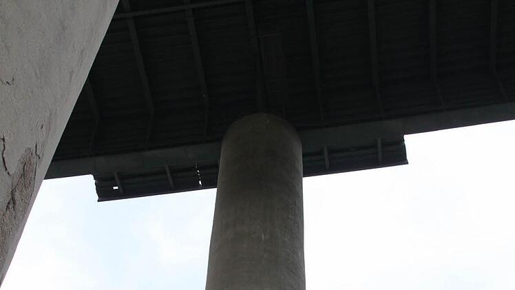 Und über diesem Pfeiler. Der Grund? Hier zieht ein Wanderfalke seinen Nachwuchs groß. Bis zum 22. Juni ist der aber flügge - sagt der Landesbund für Vogelschutz.