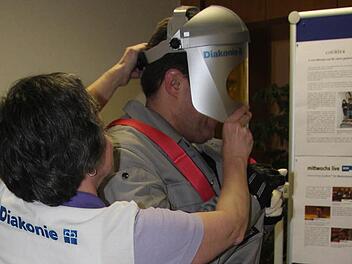 Der "Age Man" wird nach dem Selbstversuch wieder abgelegt. Dabei ist unser Reporter für jede Hilfe dankbar. Fotos: Corinna Igler