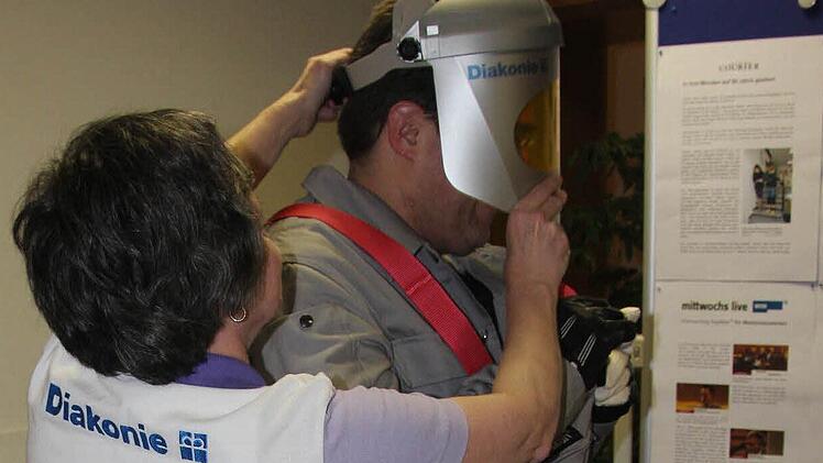 Der "Age Man" wird nach dem Selbstversuch wieder abgelegt. Dabei ist unser Reporter für jede Hilfe dankbar. Fotos: Corinna Igler