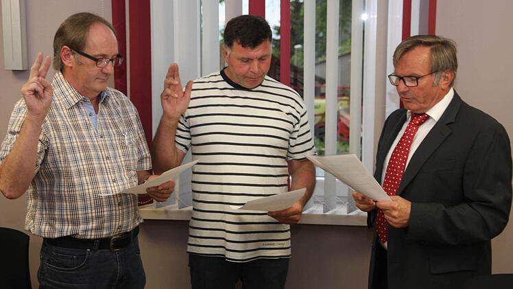 Reinhard Seeber (r.) vereidigt die beiden neuen Feldgeschworenen Wilhelm Henlein (l.) und Josef Wagner. Foto: Galster
