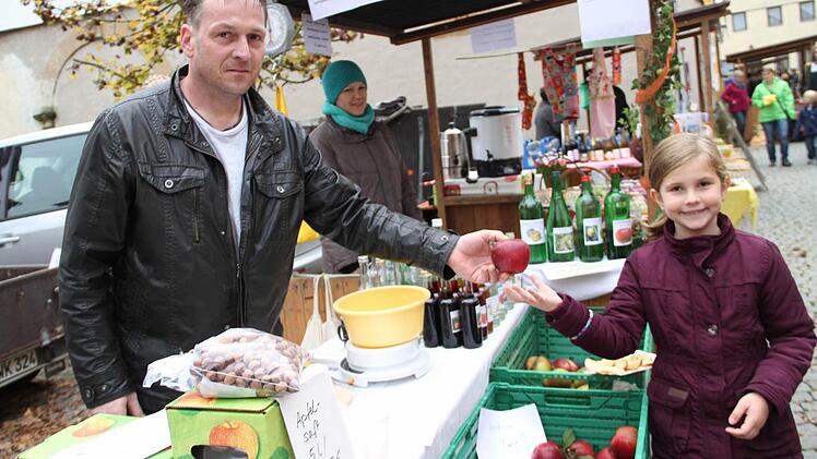 Tinja mag am liebsten rote Äpfel, so einen wie Michael Hammel im Angebot führt.