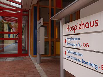 Der Eingang zum Hospizhaus in der Lobenhofferstraße im Schatten des Klinikums Foto: Ronald Rinklef