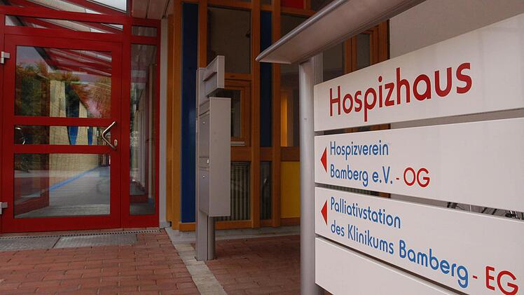 Der Eingang zum Hospizhaus in der Lobenhofferstraße im Schatten des Klinikums Foto: Ronald Rinklef