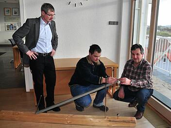 29 Feldgeschworene, die 2014 vereidigt worden waren, wurden vom Leiter des Amtes für Digitalisierung, Breitband und Vermessung Schweinfurt, Gerhard Hartmann (links), und seinen Mitarbeitern Bernd Weiß, Heiko Kraus und Jürgen Scholl im Landratsamt Haßberge in Haßfurt in Theorie und Praxis geschult. Unser Bild zeigt Stefan Kern aus Bischofsheim (Mitte) und Günther Amend aus Unterschwappach am Anlegegerät. Foto: Ulrike Langer