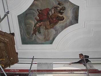 Restaurator Markus Schmidgall malert den Innenraum der Zeitlofser Dreieinigkeitskirche. Foto: Ulrike Müller