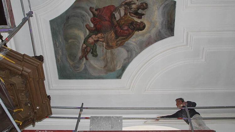 Restaurator Markus Schmidgall malert den Innenraum der Zeitlofser Dreieinigkeitskirche. Foto: Ulrike Müller