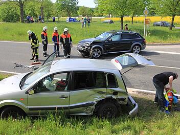 Die Fahrerin des Ford (im Vordergrund) fuhr aus der gegenüberliegenden Einmündung von Unterpreppach heraus und wollte in Richtung Ebern abbiegen. Hierbei wurde ihr Wagen von dem Audi (Hintergrund ) an der linken Breitseite erfasst. Der Audi wurde im Frontbereich demoliert. Foto: Helmut Will