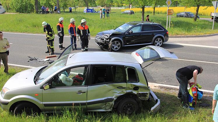 Die Fahrerin des Ford (im Vordergrund) fuhr aus der gegenüberliegenden Einmündung von Unterpreppach heraus und wollte in Richtung Ebern abbiegen. Hierbei wurde ihr Wagen von dem Audi (Hintergrund ) an der linken Breitseite erfasst. Der Audi wurde im Frontbereich demoliert. Foto: Helmut Will