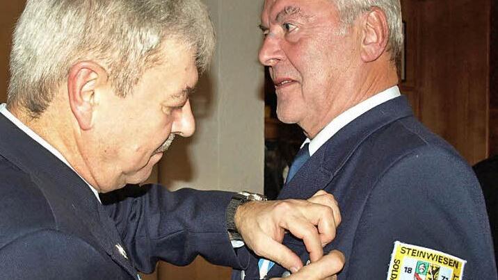 Vorsitzender Manfred Hahn (li.) konnte seinem zweiten Stellvertreter Ludwig Deuerling für 50 Jahre treue Mitgliedschaft und Mitarbeit in der Kameradschaft ehren. Foto: privat