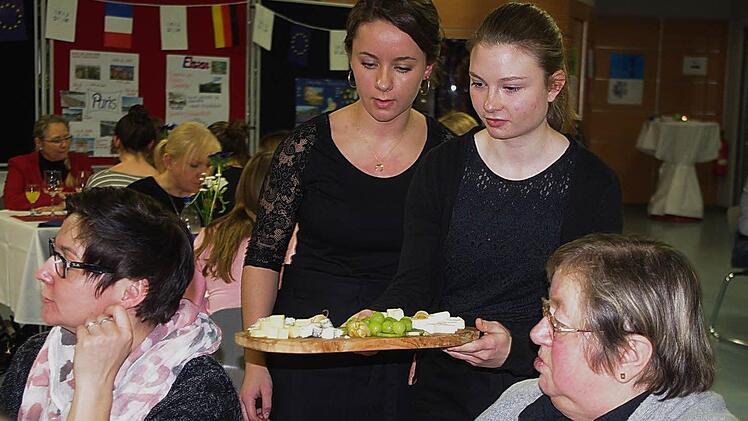 Eva-Maria und Rahel beim Servieren der Käse-Variationen. Foto: Schülein