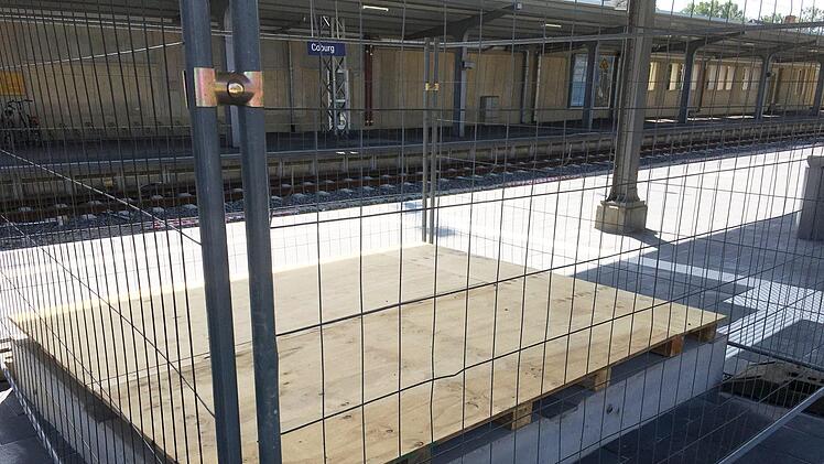 Blick auf die neu gestalteten Bahnsteige am Coburger Bahnhof. Hier fehlt allerdings noch der Fahrstuhl.Foto: Jochen Berger