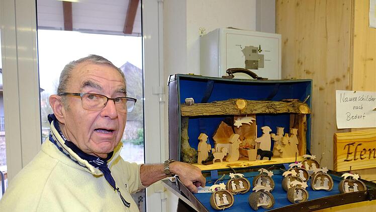 Kurt Müller mit seinen Holzkrippen im Koffer "to go". Gerd Schaar