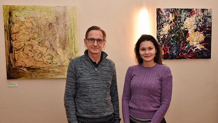 Die Künstlerin Olga Liashenko aus Haßfurt stellt derzeit im Weinhaus Schaffner in Haßfurt einige ihrer Gemälde aus. Links neben ihr steht Inhaber Renée Büchner.Ulrike Langer
