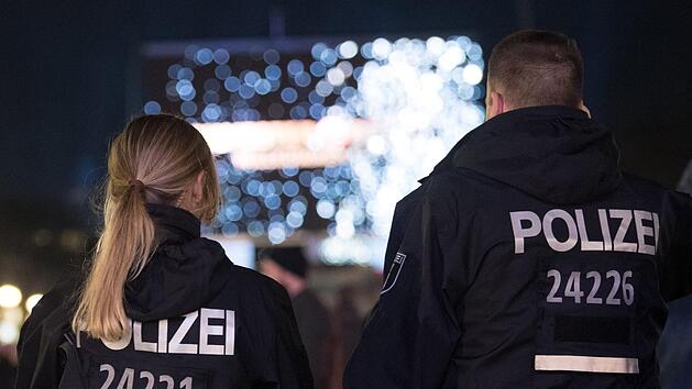 &Uuml;ber 250 Eins&auml;tze besch&auml;ftigten die Polizei in der Silvesternacht in Oberfranken - darunter ein versuchtes T&ouml;tungsdelikt mit einem Messer. Der &Uuml;berblick. Foto: Ralf Hirschberger/dpa