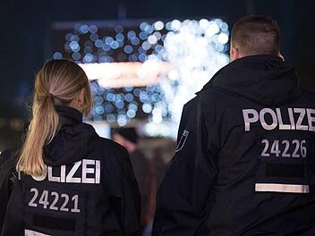 Über 250 Einsätze beschäftigten die Polizei in der Silvesternacht in Oberfranken - darunter ein versuchtes Tötungsdelikt mit einem Messer. Der Überblick. Foto: Ralf Hirschberger/dpa