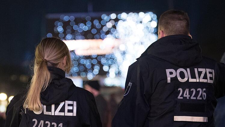 Über 250 Einsätze beschäftigten die Polizei in der Silvesternacht in Oberfranken - darunter ein versuchtes Tötungsdelikt mit einem Messer. Der Überblick. Foto: Ralf Hirschberger/dpa