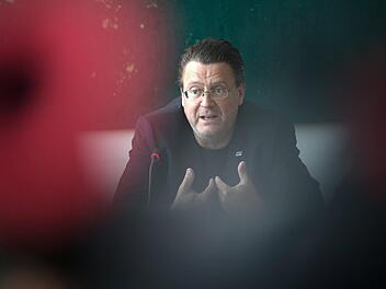 Justiziar Stephan Brandner erkl&auml;rte am Freitag (18. Mai 2018) die Klage vor dem Bundesverfassungsgericht. Foto: Ralf Hirschberger / dpa