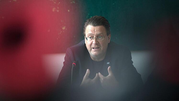 Justiziar Stephan Brandner erkl&auml;rte am Freitag (18. Mai 2018) die Klage vor dem Bundesverfassungsgericht. Foto: Ralf Hirschberger / dpa