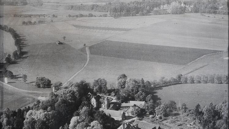 1957, als dieses Bild entstand, war das Gut Oberau noch von Wiesen und Feldern umgeben.  1961 wurde mit der Kiesgewinnung begonnen. Heute ist das Schloss von einer Seenlandschaft umgeben.Archiv v. Dungern