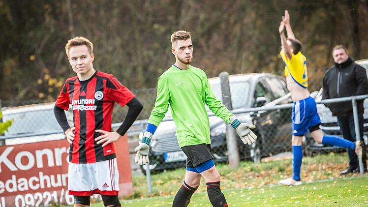 Ein Bild, das alles sagt: Während Hannes Grießhammer  und  Torwart Lukas Greim (von links) vom Kulmbacher Kreisligisten FC Neuenmarkt konsterniert dreinblicken, jubelt im Hintergrund  der Nemmersdorfer Torjäger Rausch über seinen dritten Treffer.Alexander Muck