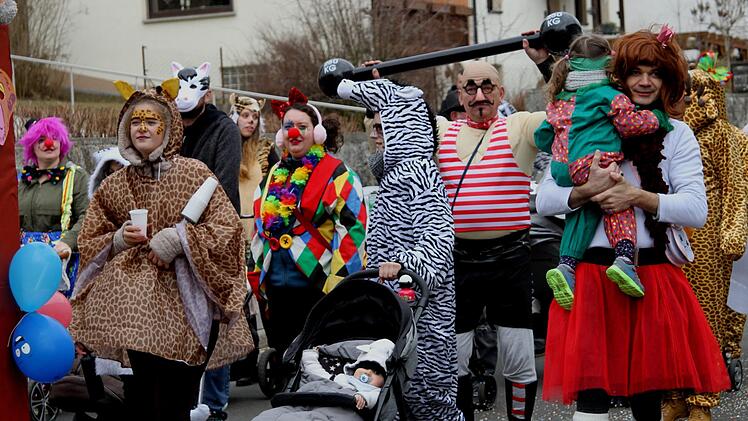 Als große Zirkusfamilie marschierten die Gemeinfelder im Burgpreppacher Faschingszug mit.  Günther Geiling