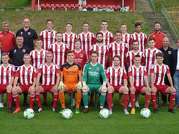 Das Team des FC Fuchsstadt für die Landesliga-Saison 2019/20: (hinten, von links) Betreuer Dieter Schaupp, Physiotherapeut Patrick Ebert, Lukas Lieb, Pascal Schmitt, Tobias Stöth, Tim Kolb, Nico Neder, Dimitrius Glykos, Sportvorstand Frank Fella; (Mitte, von links) 2. Vorstand Thomas Knüttel, Torwarttrainer Georg Hof, Fabian Lieb, Tobias Bartel, Dennis Schmidt, Sebastian Bartel, Johannes Feser, Steffen Schmidt, Simon Bolz, Trainer Martin Halbig, Vorstand Rene Gerner sowie (vorne, von links) S...