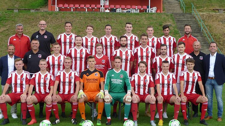 Das Team des FC Fuchsstadt für die Landesliga-Saison 2019/20: (hinten, von links) Betreuer Dieter Schaupp, Physiotherapeut Patrick Ebert, Lukas Lieb, Pascal Schmitt, Tobias Stöth, Tim Kolb, Nico Neder, Dimitrius Glykos, Sportvorstand Frank Fella; (Mitte, von links) 2. Vorstand Thomas Knüttel, Torwarttrainer Georg Hof, Fabian Lieb, Tobias Bartel, Dennis Schmidt, Sebastian Bartel, Johannes Feser, Steffen Schmidt, Simon Bolz, Trainer Martin Halbig, Vorstand Rene Gerner sowie (vorne, von links) S...