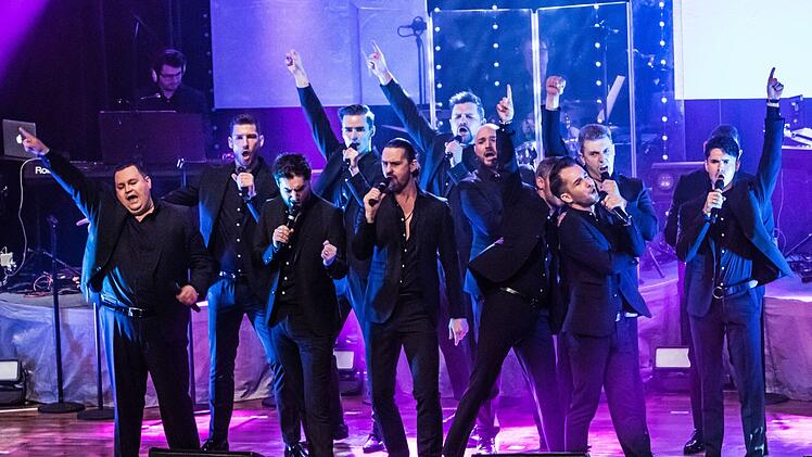 Tolle Show im Kongresshaus: "The 12 Tenors" wurden beim Coburg-Gastspiel von zahlreichen Fans bejubelt.Foto: Jochen Berger