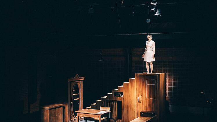 Francesca Paratore gestaltet die Titelrolle der Mono-Oper "Das Tagebuch der Anne Frank" in der Coburger Reithalle.Foto: Sebastian Buff