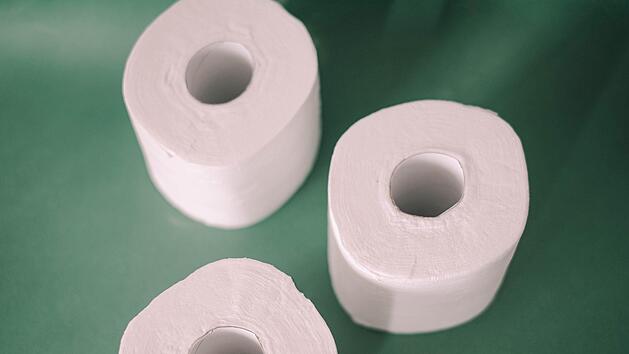 Im Zuge des Coronavirus kaufen Verbraucher derzeit vermehrt Toilettenpapier. Symbolfoto: Anna Franques/unsplash.com