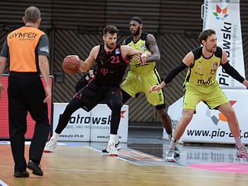 Hat seinen Rhythmus in Bonn noch nicht gefunden: der Ex-Bamberger Center Leon Kratzer (links), hier im Duell mit Medi-Spieler Dererk Pardon in seiner Geburtsstadt Bayreuth.  Foto: Peter Mularczyk