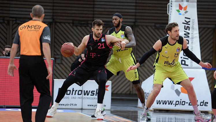 Hat seinen Rhythmus in Bonn noch nicht gefunden: der Ex-Bamberger Center Leon Kratzer (links), hier im Duell mit Medi-Spieler Dererk Pardon in seiner Geburtsstadt Bayreuth.  Foto: Peter Mularczyk