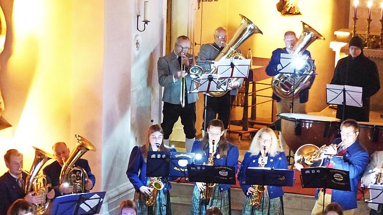 Die Musikvereine „Frohsinn“ Frankenbrunn und Thulba/Reith gaben ein Adventskonzert in Frankenbrunn.