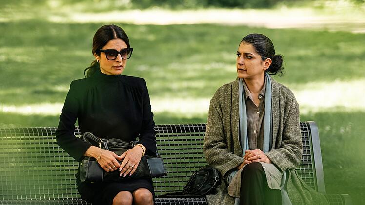 Zwei trauernde Mütter: Zahra Al-Hassani (Sarah Sandeh, links) und Emira Maliki (Javeh Asefdjah).