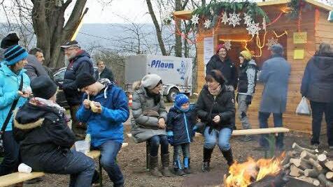 Feuerstellen und Öfen luden am Wallburgturm zum Aufwärmen ein.
