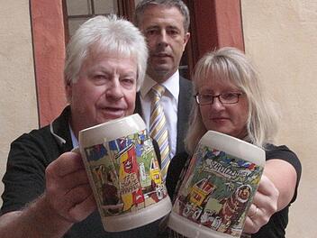 Harald Hubl, Harald Reinsch und Susanne Fischer stellen den Annafestkrug in den Vordergrund.  Foto: J. Hofbauer