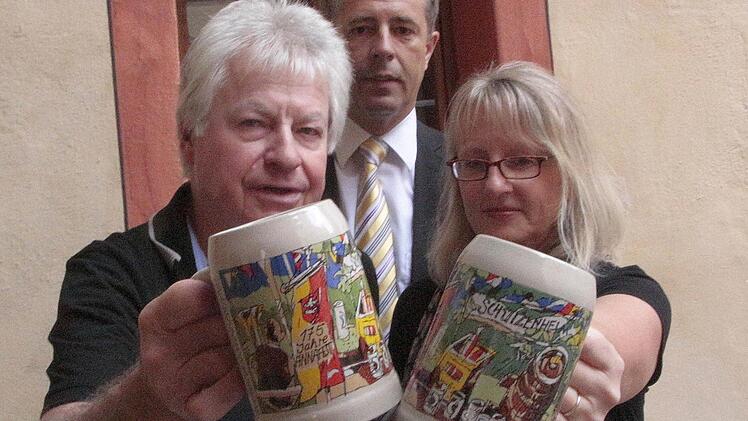 Harald Hubl, Harald Reinsch und Susanne Fischer stellen den Annafestkrug in den Vordergrund.  Foto: J. Hofbauer