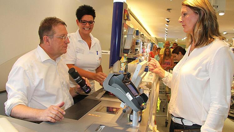 Auch Kindergartenleiterin Monika Hoffmann ging mit gutem Beispiel voran. Sie kaufte für 98,50 Euro ein.