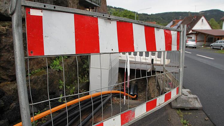 ... im Gegensatz zur DSL-Leitung. Sie führt unter der Straße bis zum Verteilerkasten. Foto: Ulrike Müller