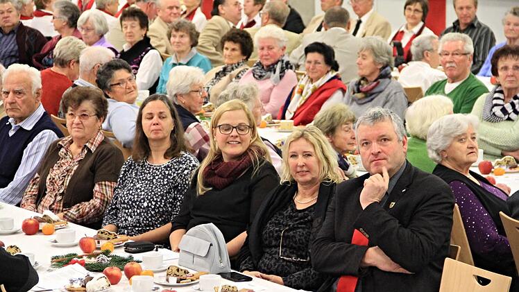 Gut besucht war die Seniorenweihnachtsfeier in der "Frauengrundhalle" in Ebern. Die Senioren lauschten den Beiträgen ebenso wie Bürgermeister Jürgen Hennemann, Stadträtin Irene Jungnickel, Stadträtin und Seniorenbeauftragte Isabell Kuhn (Mitte von rechts) und Pater Rudolf Theiler, Stadtrat Manfred Fausten und Pfarrer Bernd Grosser (gegenüber von rechts). Foto: Helmut Will