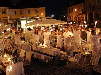 So schön war es beim Auftakt: Mit Wunderkerzen verabschiedeten sich die Teilnehmer des ersten Dîner en blanc auf dem Stadtsteinacher Marktplatz. Foto: Tobias Schöffel