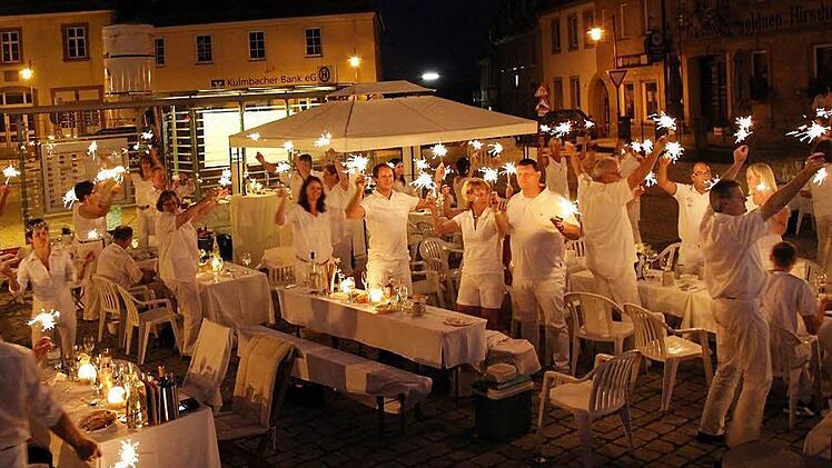 So schön war es beim Auftakt: Mit Wunderkerzen verabschiedeten sich die Teilnehmer des ersten Dîner en blanc auf dem Stadtsteinacher Marktplatz. Foto: Tobias Schöffel