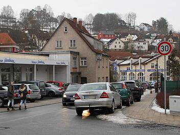 Fußgänger, parkende Autos, Gegenverkehr: Die Ecke Unterhainstraße/Sinnaustraße ist für Autofahrer völlig unübersichtlich.
