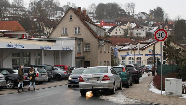 Fußgänger, parkende Autos, Gegenverkehr: Die Ecke Unterhainstraße/Sinnaustraße ist für Autofahrer völlig unübersichtlich.