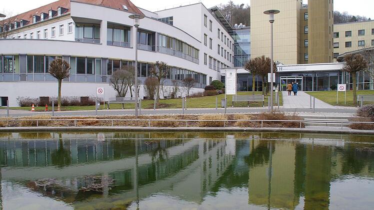 Die Kronacher Helios-Frankenwaldklinik ist immer wieder Auslöser für Diskussionen, inwieweit sich die Politik in Unternehmensstrategien einmischen darf. Foto: Marco Meißner