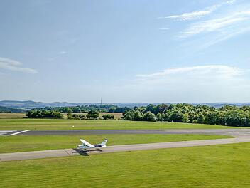 Eine Cessna kurz nach der Landung auf dem Flugplatz Brandensteinsebene bei besten Sichtflugbedingungen. Foto: Simone Bastian