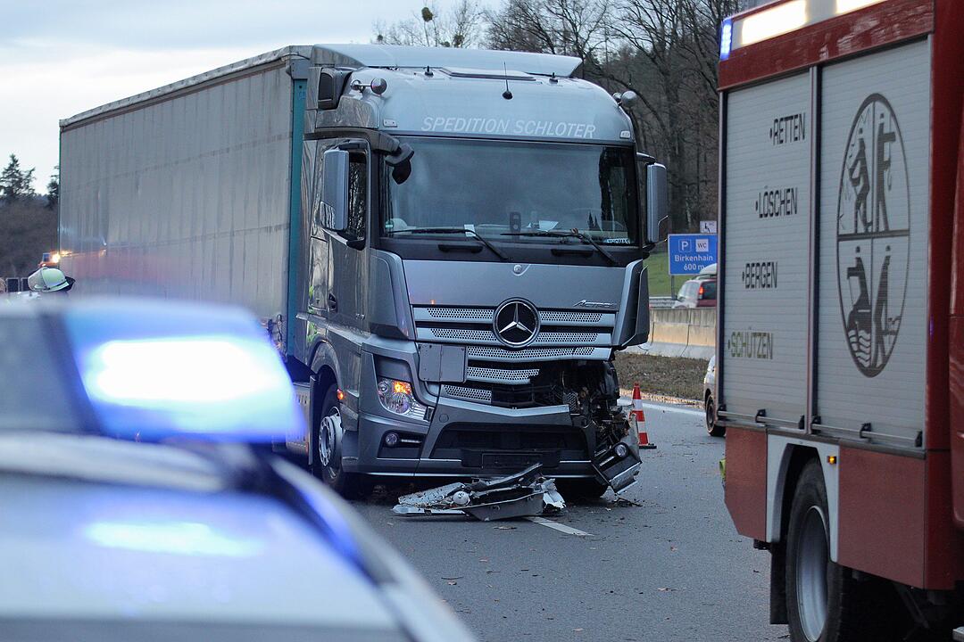Baum stürzt bei heftigem Sturm auf Autobahn