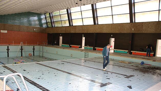 B&uuml;rgermeister Helmut Blank geht durch das Becken des M&uuml;nnerst&auml;der Hallenbades. Jetzt werden die Kosten f&uuml;r die Sanierung ermittelt. Thomas Malz